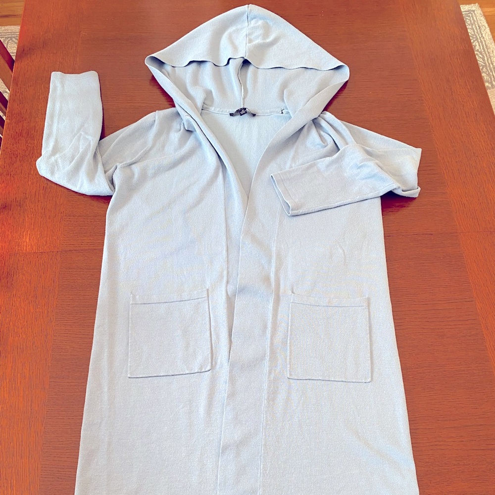 Knee-length hooded cardigan with pockets